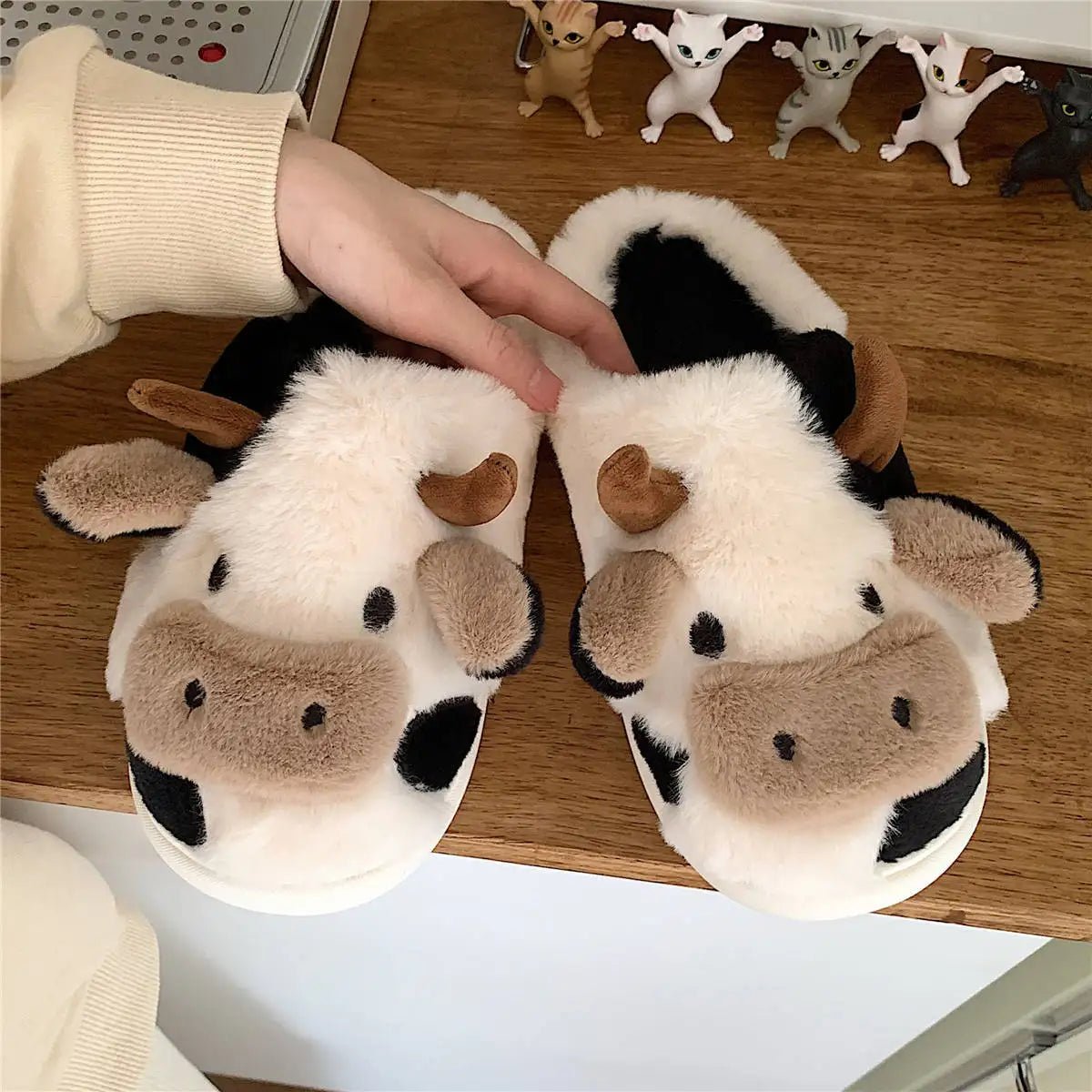Women's Cartoon Cute Cow House Slippers Warm Plus Lined Closed Toe Fuzzy Home Slides Women's Fluffy Comfy Shoes Winter Autumn